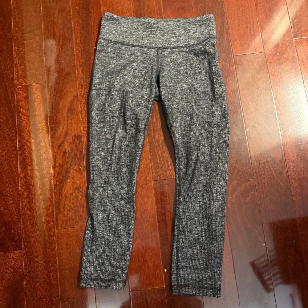 EUC Lululemon sz 4 heathered black and white warm capris workout yoga leggings